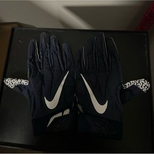 University of Virginia team issue football gloves